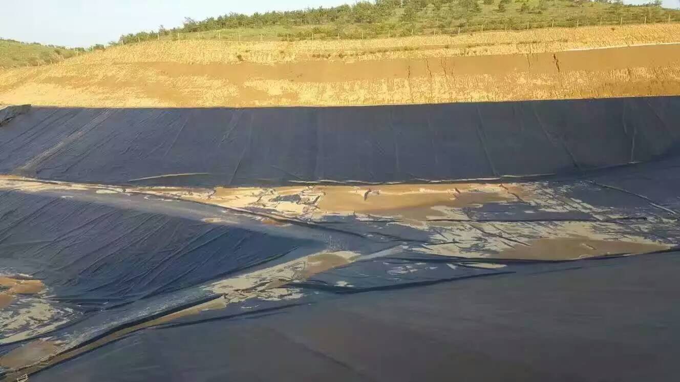 內(nèi)蒙尾礦庫(kù)防滲土工膜施工現(xiàn)場(chǎng)